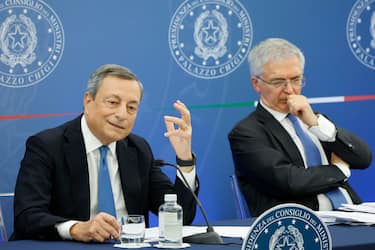 (L-R) Italian Prime Minister Mario Draghi, Italian Economy Minister Daniele Franco during a press conference at Chigi Palace in Rome, Italy, 16 September 2022.
ANSA/FABIO FRUSTACI