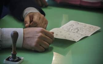 Un momento delle operazioni di voto per il referendum costituzionale, Napoli  4 Dicembre 2016   ANSA/CESARE ABBATE 