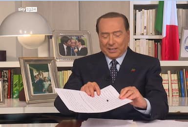 Berlusconi uccide mosca durante l'intervista: "Sono ancora in gamba"