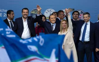 (From L) Lega leader Matteo Salvini, Forza Italia leader Silvio Berlusconi and Brothers of Italy leader Giorgia Meloni acknowledge applause on stage on September 22, 2022 during a joint rally of Italy's right-wing parties Brothers of Italy (Fratelli d'Italia, FdI), the League (Lega) and Forza Italia at Piazza del Popolo in Rome, ahead of the September 25 general election. 
ANSA/MASSIMO PERCOSSI