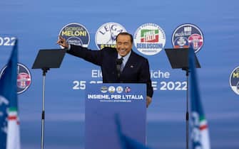 Forza Italia leader Silvio Berlusconi acknowledges applause on stage on September 22, 2022 during a joint rally of Italy's right-wing parties Brothers of Italy (Fratelli d'Italia, FdI), the League (Lega) and Forza Italia at Piazza del Popolo in Rome, ahead of the September 25 general election. 
ANSA/MASSIMO PERCOSSI