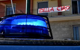 I versi di ' Bella ciao' sui balconi di un palazzo di Bagnoli a Napoli dove si e' tenuto il comizio di Giorgia Meloni, 23 settembre 2022
 ANSA / CIRO FUSCO