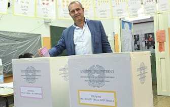 Il leader di Unione Popolare, Luigi de Magistris, al voto nel seggio elettorale del quartiere Vomero di Napoli, 25 settembre 2022.
ANSA/CIRO FUSCO