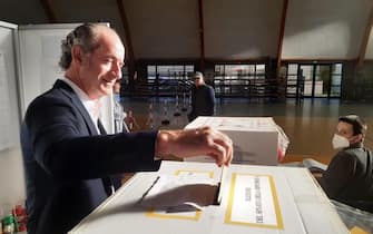 Il presidente della Regione Veneto, Luca Zaia, vota a San Vendemiano (Treviso) ai seggi presso la scuola San Francesco, 25 settembre 2022. 
TWITTER LUCA ZAIA
+++ ATTENZIONE LA FOTO NON PUO' ESSERE PUBBLICATA O RIPRODOTTA SENZA L'AUTORIZZAZIONE DELLA FONTE DI ORIGINE CUI SI RINVIA+++