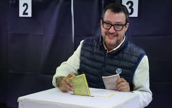 Il segretario federale della Lega, Matteo Salvini, vota nel seggio di via Pietro Martinetti 25 a Milano, 25 settembre 2022.
ANSA/MATTEO BAZZI