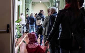 La coda davanti alle sezioni per votare alle elezioni politiche 2022 a Torino. I seggi nell'unica giornata di voto, 25 settembre 2022 ANSA/JESSICA PASQUALON
