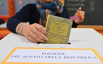Votazioni in occasione delle elezioni politiche presso il seggio di via vista 1 a Torino 25 settembre 2022 ANSA/ALESSANDRO DI MARCO 