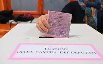 Votazioni in occasione delle elezioni politiche presso il seggio di via vista 1 a Torino 25 settembre 2022 ANSA/ALESSANDRO DI MARCO 