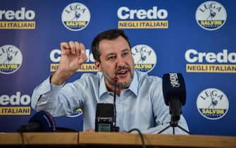 Il Segretario della Lega, Matteo Salvini, parla durante una conferenza stampa nella sede del partito in via Bellerio a Milano, 26 settembre 2022. "Una fase di riorganizzazione del movimento, puntando su sindaci e amministratori, è fondamentale", ha detto Salvini tra le altre cose.  ANSA / Matteo Corner