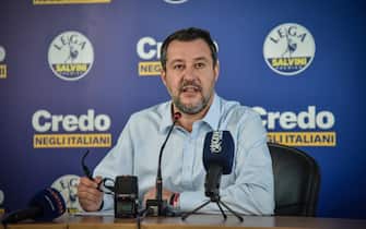 Il Segretario della Lega, Matteo Salvini, parla durante una conferenza stampa nella sede del partito in via Bellerio a Milano, 26 settembre 2022. "Una fase di riorganizzazione del movimento, puntando su sindaci e amministratori, è fondamentale", ha detto Salvini tra le altre cose.  ANSA / Matteo Corner