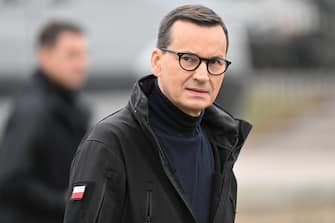 epa10196772 Polish Prime Minister Mateusz Morawiecki visits a military training area during the military exercise 'NIEDZWIEDZ-22' with the participation of subunits from all units of the 18th Mechanized Division and allied troops from the US and Britain, in Nowa Deba, south-eastern Poland, 21 September 2022.  EPA/DAREK DELMANOWICZ POLAND OUT