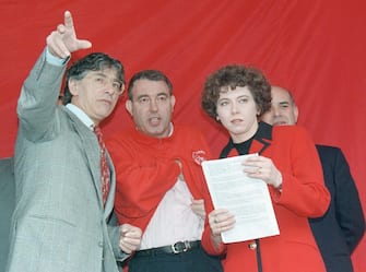 Da sinistra: il leader della Lega Umberto Bossi, il senatore Francesco Speroni e il presidente della Camera Irene Pivetti sul palco dopo l'annuncio del primo articolo della "Costituzione del Nord", in una foto del 24 marzo 1996 a Pontida. ANSA / FARINACCI