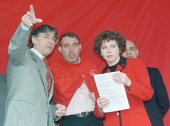 Da sinistra: il leader della Lega Umberto Bossi, il senatore Francesco Speroni e il presidente della Camera Irene Pivetti sul palco dopo l'annuncio del primo articolo della  "Costituzione del Nord", in una foto del 24 marzo 1996 a Pontida. ANSA / FARINACCI