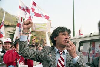 Il segretario della Lega lombarda Umberto Bossi marcia su Pontida (Bergamo) dove si svolge la rievocazione storica del giuramento, in una foto del 25 marzo 1990. ANSA