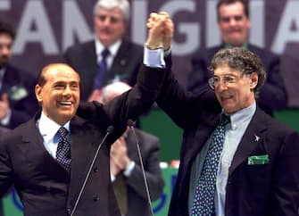 Silvio Berlusconi e Umberto Bossi salutano i simpatizzanti della Lega al Forum di Assago per la giornata conclusiva del congresso il 3 marzo 2002. DAL ZENNARO/ANSA