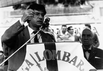 Umberto Bossi durante un comizio della Lega Nord in Piazza Duomo a Milano il 22 giugno 1992. Bossi riceve un avviso di garanzia nel dicembre 1993. ANSA / CAMPISI