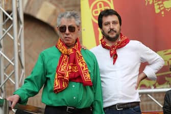 Umberto Bossi e Matteo Salvini durante la manifestazione di solidariet?? per gli indipendentisti arrestati a Verona, in una immagine del 06 aprile 2014. 
ANSA/FILIPPO VENEZIA