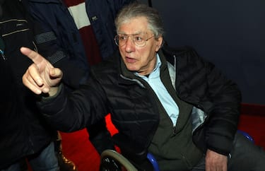 Il fondatore della Lega Nord Umberto Bossi lascia il congresso Federale a Milano,  21 dicembre 2019.
ANSA/MATTEO BAZZI