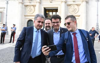 Antonio Baldelli (S) fa un selfie con gli amici prima di entrare a Montecitorio per i primi adempimenti dei deputati, Roma 10 ottobre 2022.   ANSA/MAURIZIO BRAMBATTI