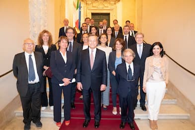 Draghi, brindisi e ultima foto a Palazzo Chigi con i ministri