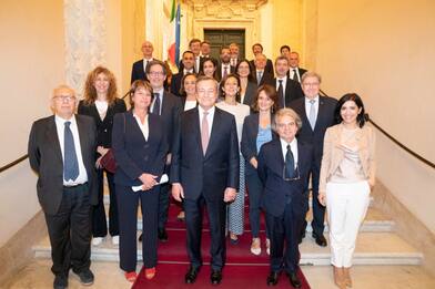 Draghi, brindisi e ultima foto a Palazzo Chigi con i ministri