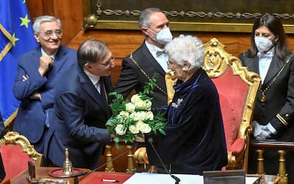 Senato, La Russa regala un mazzo di rose bianche a Liliana Segre