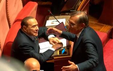 Un frame del video che riprende il colloqui in Senato tra Silvio Berlusconi e Ignazio La Russa