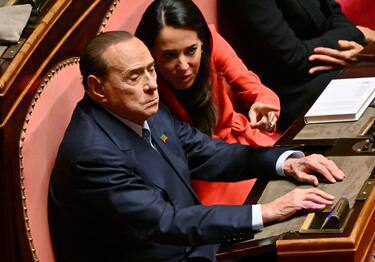 Leader of the Italian right-wing party "Forza Italia" (FI), Silvio Berlusconi (L) sits next to Forza Italia member Licia Ronzulli, during the vote for the new president of the Senate following the general elections, on October 13, 2022. - Italian Senators and Deputies meet for the first time October 13, 2022, since elections to elect the new Presidents of the Parliament and the Senate. (Photo by Andreas SOLARO / AFP)