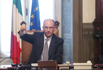 ROMA PRIMO CONSIGLIO DEI MINISTRI DEL NUOVO GOVERNO NELLA FOTO ENRICO LETTA CON LA CAMPANELLA (ROMA - 2013-04-28, MARIO MACI) p.s. la foto e' utilizzabile nel rispetto del contesto in cui e' stata scattata, e senza intento diffamatorio del decoro delle persone rappresentate