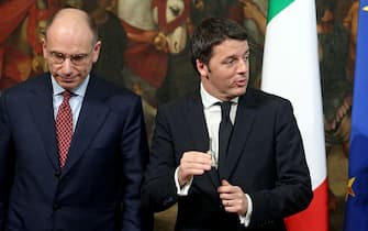 Letta ha consegnato la campanella nelle mani del nuovo premier Matteo Renzi