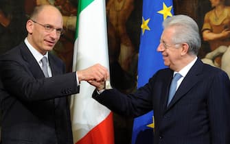 Monti consegna la campanella a Enrico Letta