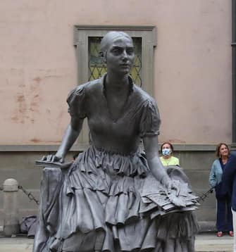 La statua di Cristina Trivulzio di Belgiojoso, una delle donne citate da Giorgia Meloni in Aula nel suo discorso. ANSA / PAOLO SALMORAGO