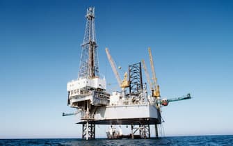 piattaforma estrazione offshore gas petrolio energia idrocarburi pozzo trivella