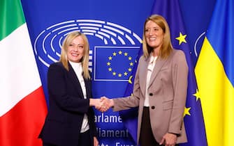 epa10283821 Italian Prime Minister Giorgia Meloni (L) is welcomed by the European Parliament President Roberta Metsola ahead of a meeting at the European Parliament in Brussels, Belgium, 03 November 2022.  EPA/STEPHANIE LECOCQ