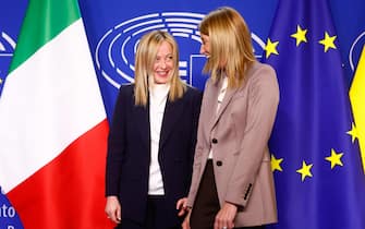epa10283820 Italian Prime Minister Giorgia Meloni (L) is welcomed by the European Parliament President Roberta Metsola ahead of a meeting at the European Parliament in Brussels, Belgium, 03 November 2022.  EPA/STEPHANIE LECOCQ