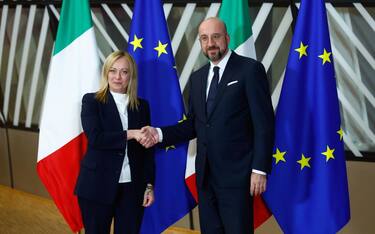 epa10284170 Prime Minister of Italy Giorgia Meloni is welcomed by the European Council President Charles Michel ahead of a meeting at the European Council in Brussels, Belgium, 03 November 2022.  EPA/STEPHANIE LECOCQ
