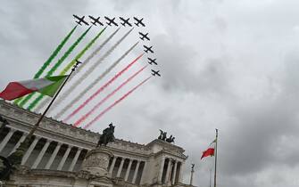 TOPSHOT - Planes of the Italian Air Force aerobatic unit Frecce Tricolori (Tricolor Arrows) spread smoke with the colors of the Italian flag as they fly over the Altare della Patria monument Rome on November 4, 2022 as part of celebrations of National Unity and Armed Forces Day, marking the end of the World War I in Italy. (Photo by Andreas SOLARO / AFP) (Photo by ANDREAS SOLARO/AFP via Getty Images)
