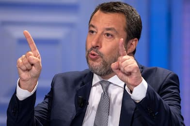 Il Ponte sullo Stretto crolla in The Bad Guy, Salvini contro la serie