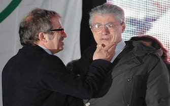 La carezza di Roberto Maroni ad Umberto Bossi durante la manifestazione Orgoglio Padano a Bergamo il 10 aprile 2012. ANSA/VENEZIA-MORGANO