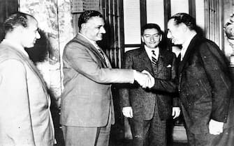 La stretta di mano fra il presidente egiziano Abdel Nasser (S-2) e il presidente dell'ENI Enrico Mattei, Il Cairo, circa 1962. ANSA