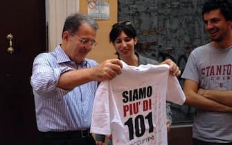 Come promesso, Elly Schlein e gli OccupyPd hanno consegnato a Romano Prodi, a Bologna, la maglietta 'Siamo piu' di 101' che è simbolo del movimento, nato all'indomani del voto dei 101 parlamentari del Pd che hanno bocciato il professore alla presidenza della Repubblica, prefigurando il Governo delle avversate 'larghe intese' con il Pdl.
ANSA