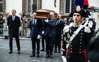 Il feretro del presidente del Consiglio di Stato, Franco Frattini, viene portato a spalla nella Basilica dei Santi Apostoli, Roma, 27 dicembre 2022. ANSA/ANGELO CARCONI