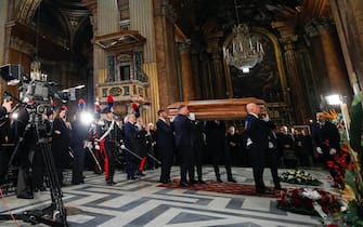 Un momento nella chiesa di Santia Apostoli durante il funerale di Franco Frattini, Roma, 27 Dicembre 2022. ANSA/GIUSEPPE LAMI
                              
