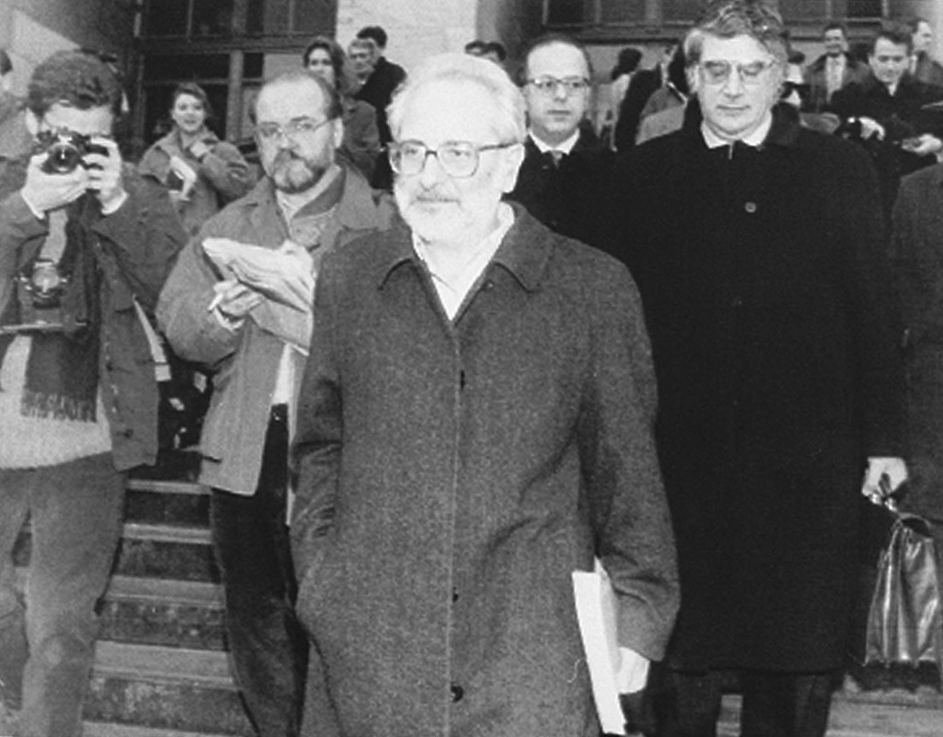 Enzo Carra all'uscita del tribunale di Milano, marzo 1993