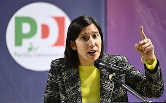 Elly Schlein candidata alla segreteria del PD con le elezioni interne del 26 febbraio, alla sala chiamata dei portuali genovesi. Genova, 27 gennaio 2023. ANSA/LUCA ZENNARO