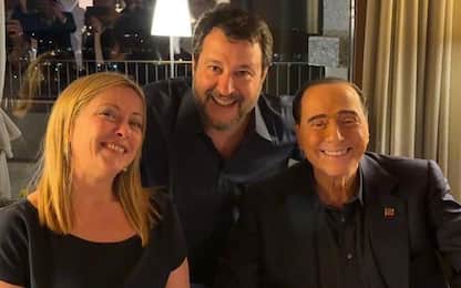 Festa di compleanno per Salvini, presenti Meloni e Berlusconi. La foto