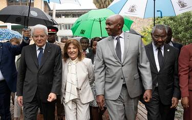 Il presidente della Repubblica Sergio Mattarella con la figlia Laura in visita all Università di Nairobi in Kenya, 16 marzo 2013.
ANSA/FRANCESCO AMMENDOLA - UFFICIO PER LA STAMPA E LA COMUNICAZIONE DELLA PRESIDENZA DELLA REPUBBLICA +++ ANSA PROVIDES ACCESS TO THIS HANDOUT PHOTO TO BE USED SOLELY TO ILLUSTRATE NEWS REPORTING OR COMMENTARY ON THE FACTS OR EVENTS DEPICTED IN THIS IMAGE; NO ARCHIVING; NO LICENSING +++ NPK +++