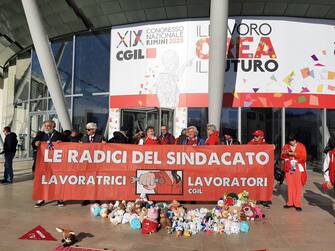 Il gruppo di minoranza interna alla Cgil presidia l'ingresso del Palacongressi  per protestare contro  la presenza della premier Giorgia Meloni, attesa più tardi all'assise sindacale a Rimini, 17 marzo 2023.
ANSA/Barbara Marchegiani