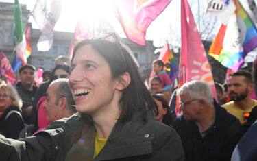 Il segretario del Pd Elly Schlein al presidio e flashmob: Giu' le mani dai nostri figli e dalle nostre figlie, organizzato da Arcigay, Famiglie arcobaleno e i Sentinelli, in piazza della Scala a Milano, 18 Marzo 2023.
ANSA / MATTEO BAZZI