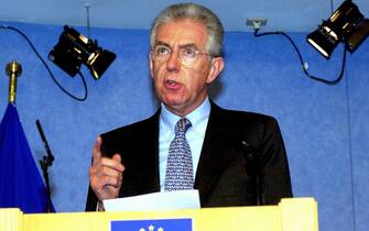 epa00159378 European Commissioner for Commerce Competition Mario Monti of Italy gives a news conference at EU Commission headquarters in Brussels, Wednesday 24 March 2004, announcing a record-breaking 497 million euros (613 million dollars) fine against US software giant Microsoft for breaking EU competition law. Microsof said it would appeal the verdict, which comes after a five-year investigation.  EPA/JACQUES COLLET